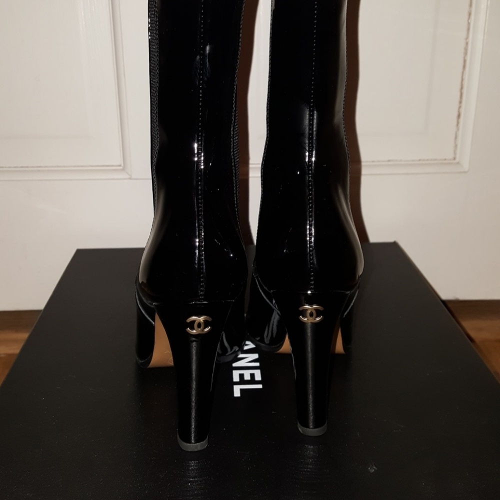 NWT blk Chanel patent boot(authentic